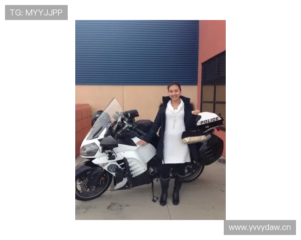 恩佐今天又穿着运动鞋逛街，旁边的保姆车都跟不上他的节奏了哈哈