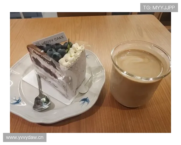 郑钦文居然穿得比我还休闲，打完球直接去咖啡厅点最贵的甜品？