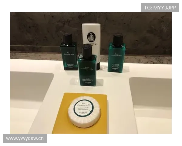 贝林厄姆赛后从背包里掏出的东西，瞬间把更衣室变成奢侈品展